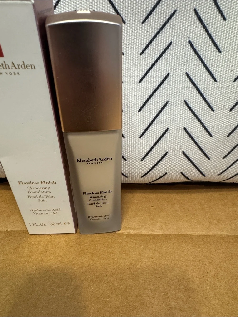 Elizabeth Arden Flawless Finish Foundation 120W - Light Beige Bottle & White Box